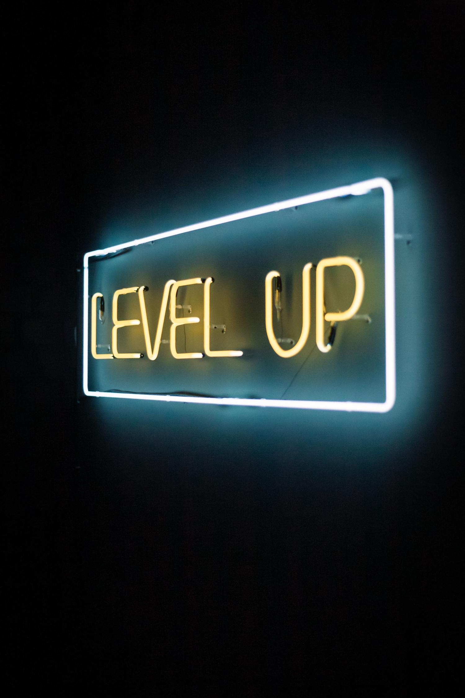 Leuchtendes Schild mit der Aufschrift „LEVEL UP“.