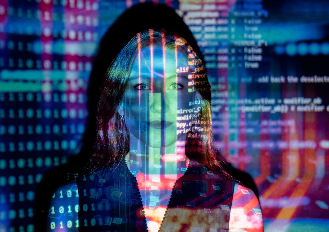 Junge Frau mit bunter Projektion von Daten