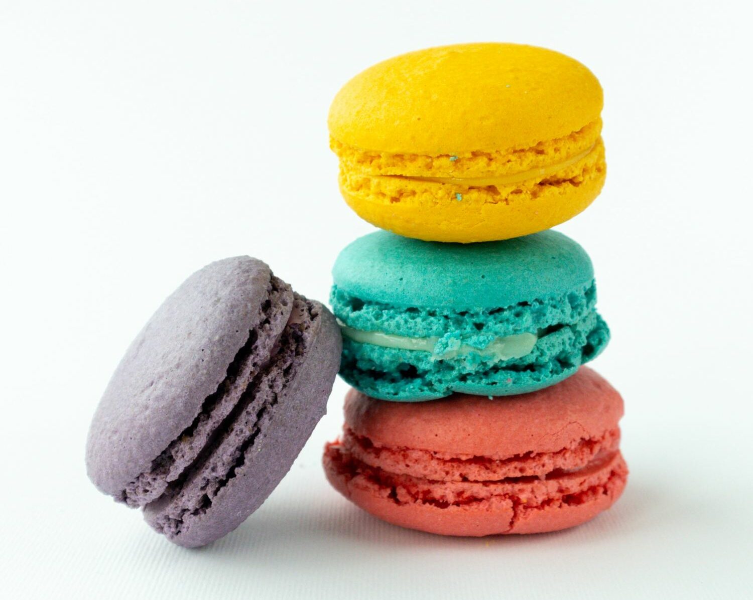 Bunte aufeinander gestapelte Macarons