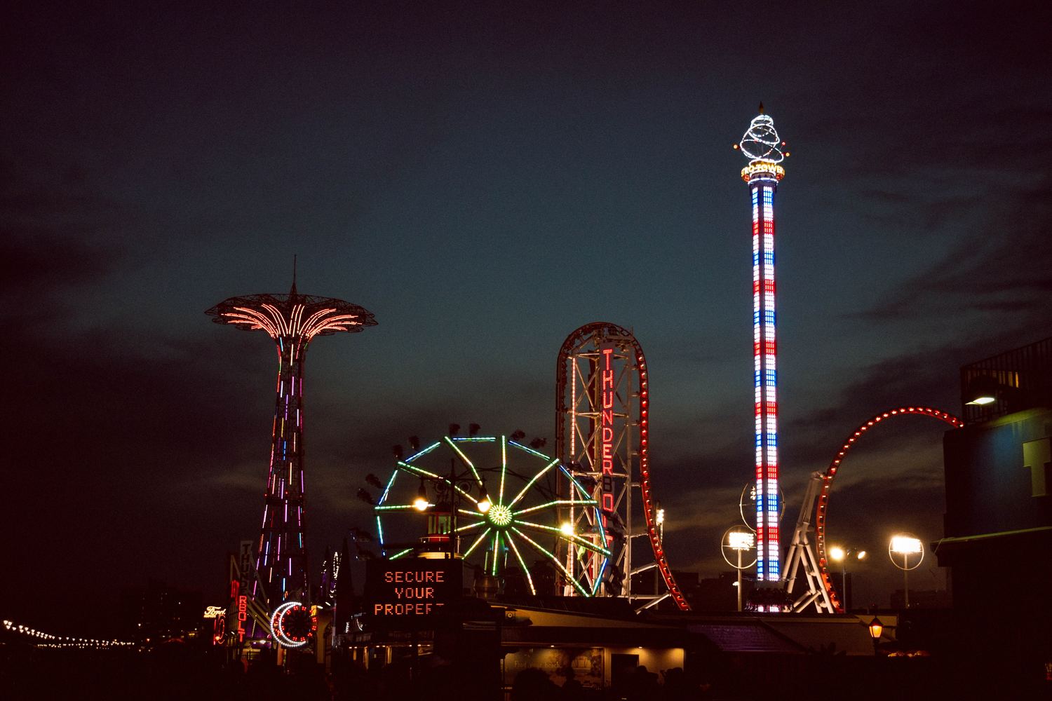 Beleuchteter Rummels bei Nacht