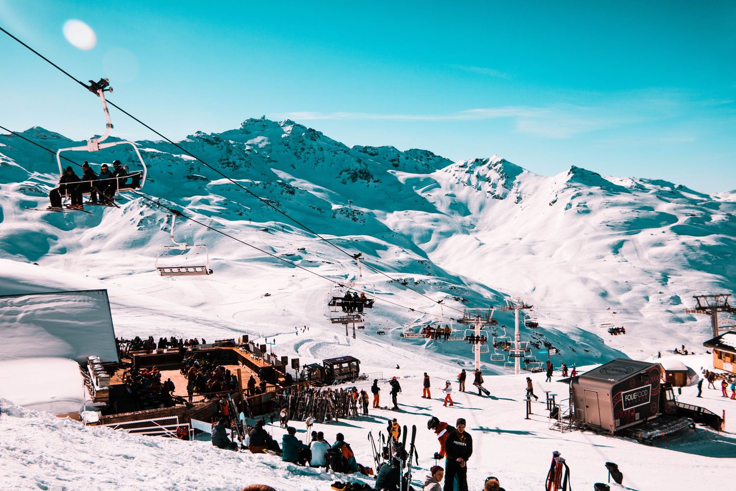 Alpenlandschaft bei blauem Himmel mit Skililft und Skihüte