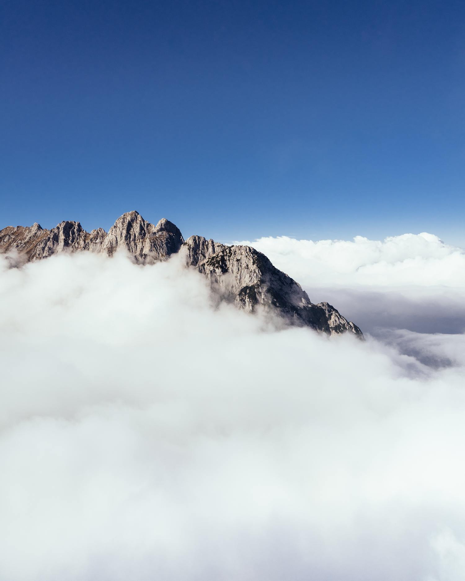 Pexels Marcin Jozwiak 2943226 Scaled 1 Eine Gebirge versteckt hinter einer großen Wolke.