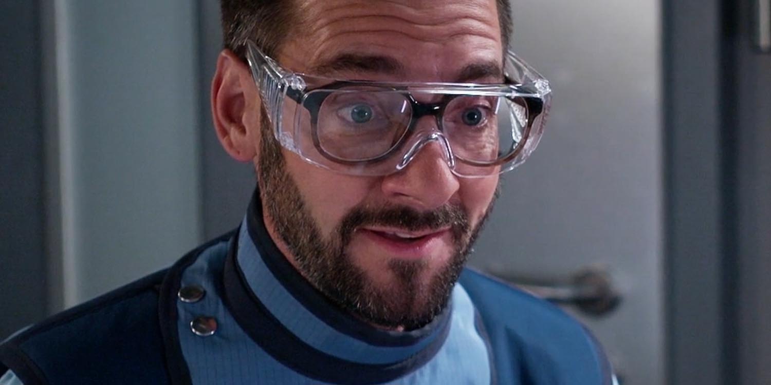 Ein Mann mit Brille trägt eine blaue Weste
