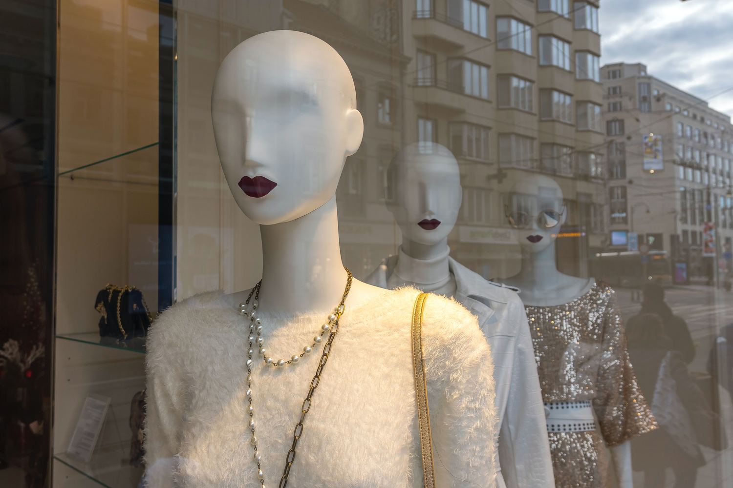 Schaufenster mit mehreren Schaufensterpuppen
