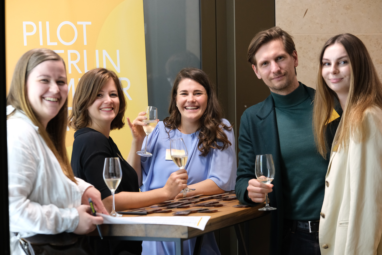 Gruppenbild von Kolleg*innen auf der pilot Berlin Sommerparty