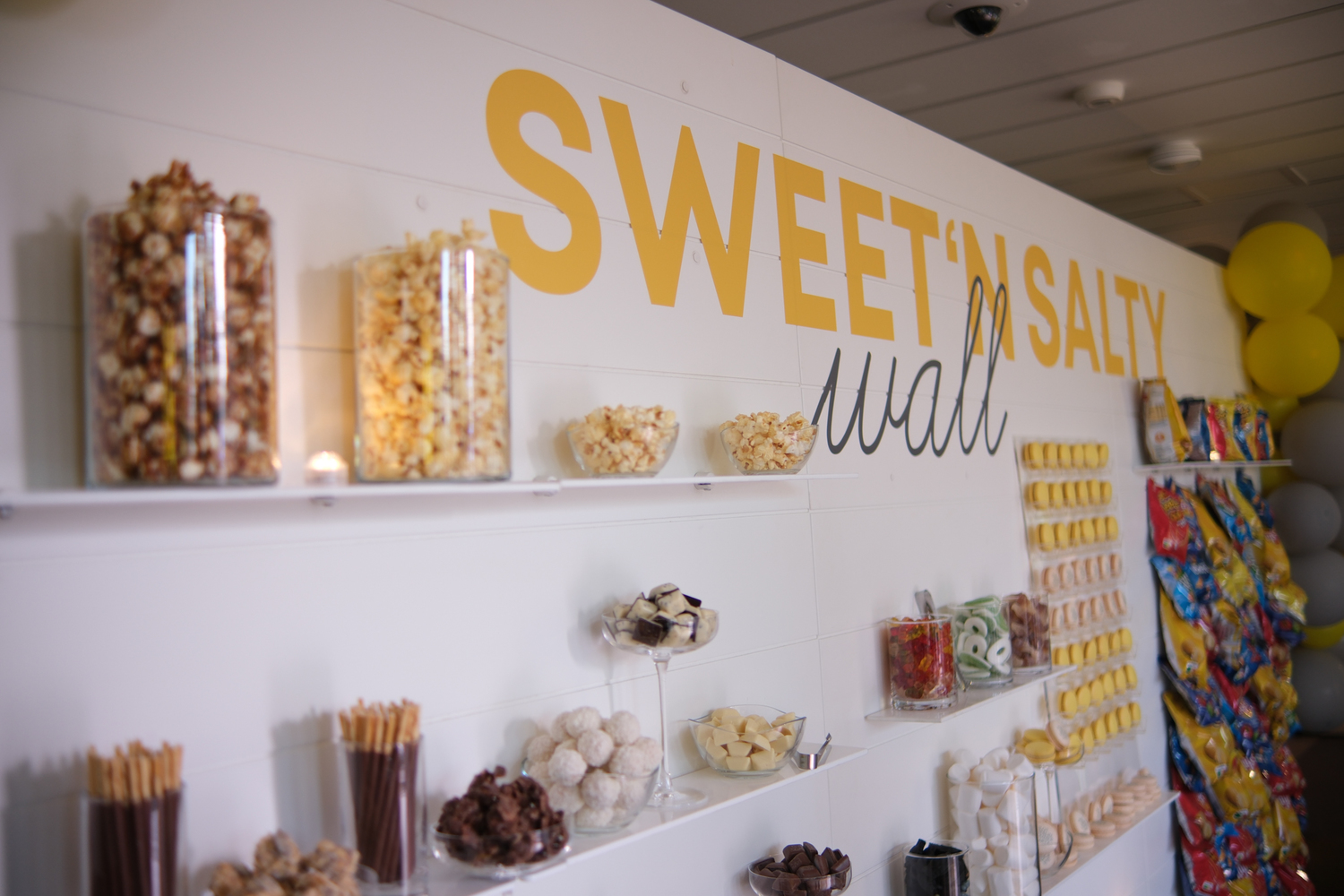 Wand bestückt mit Snacks und Süßigkeiten