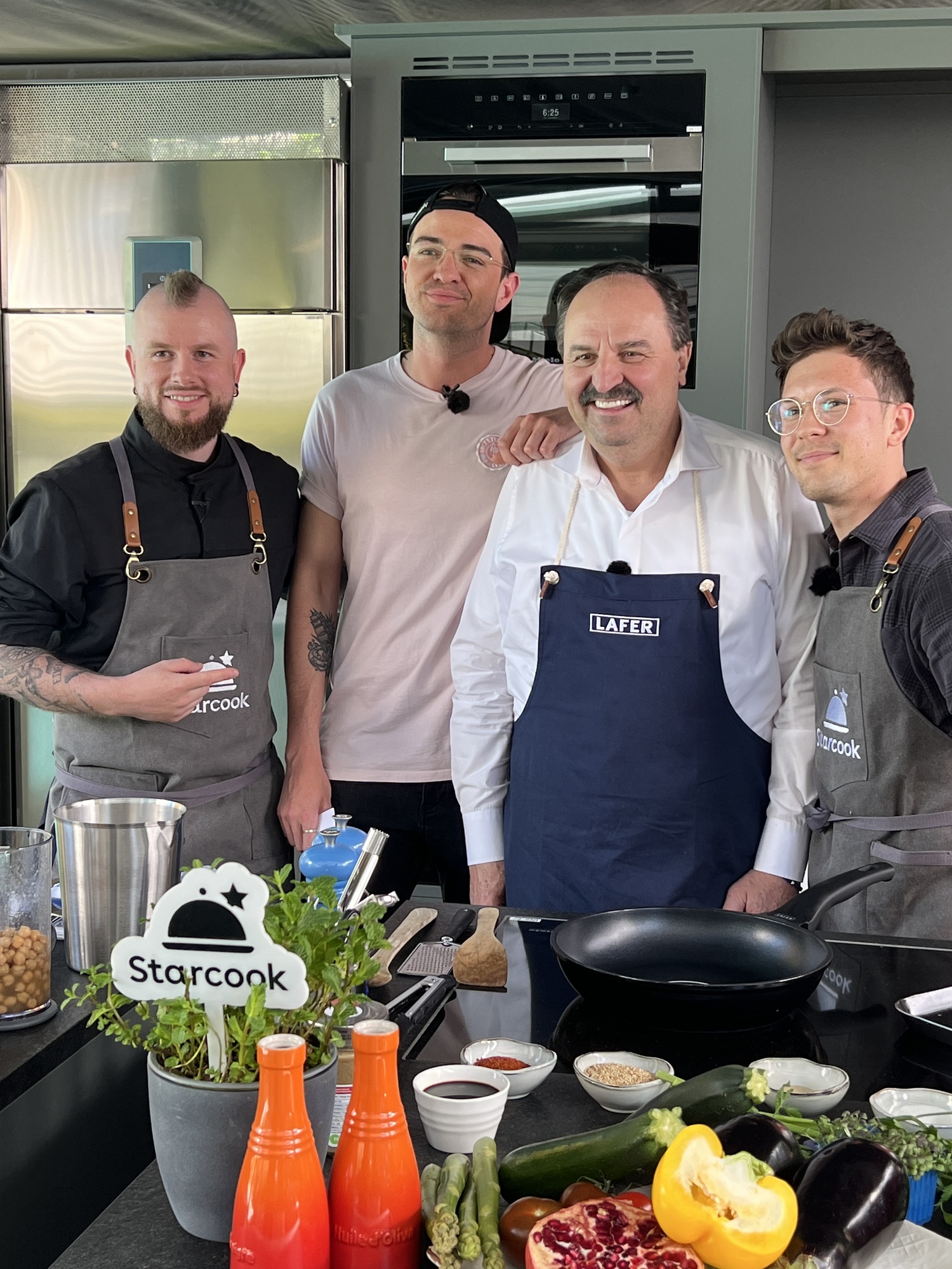 Gruppenbild mit Sternekoch Lafer