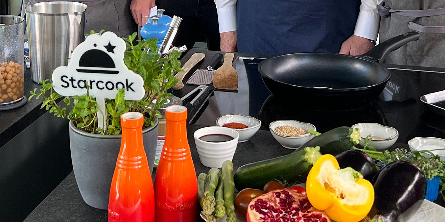 Starcook Titelbild Eine Arbeitsfläche vollgestellt mit frischen Zutaten.