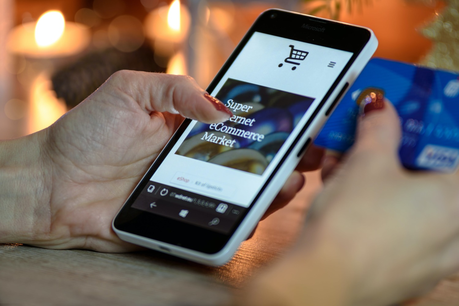 Artikel über eCommerce Markt auf einem Handy abgebildet.