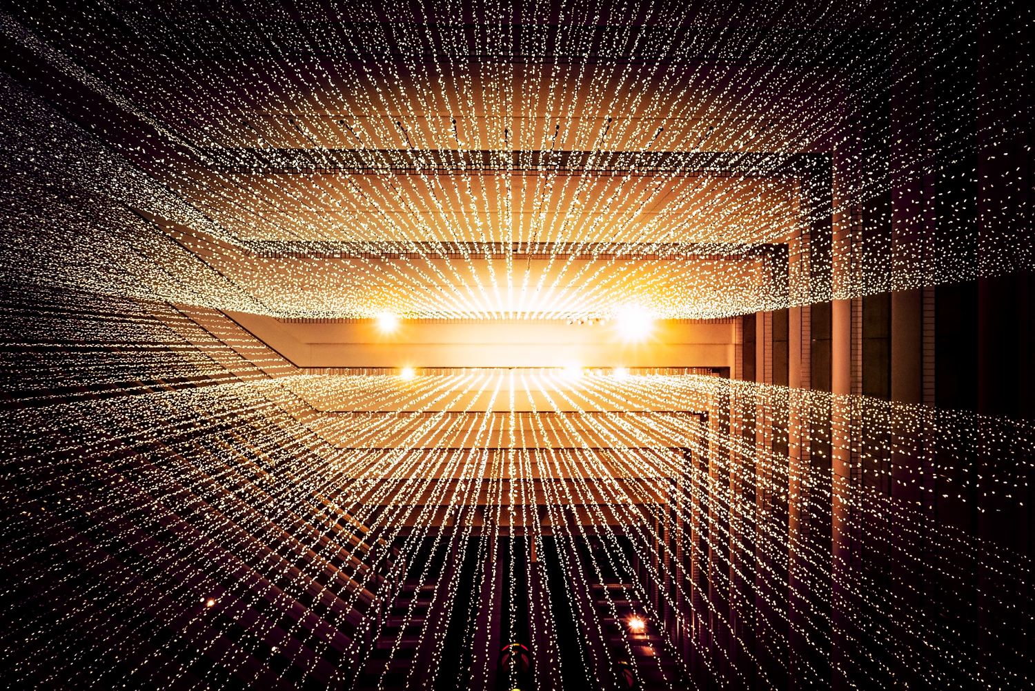 Ein Lichtstrahl leuchtet durch einen Tunnel, umgeben von einer Reihe von Lichtern.