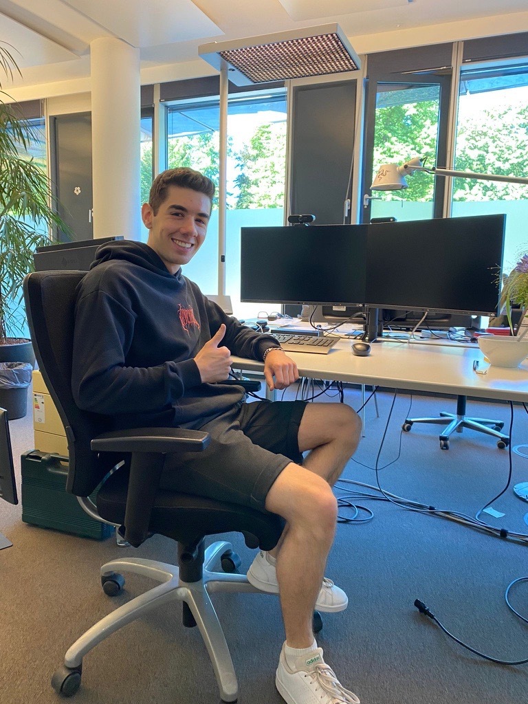 Ein Mann vor einem PC sitzend.