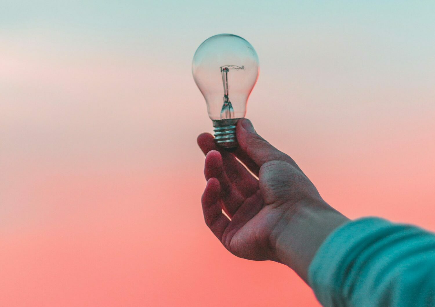 Eine Hand mit einer Glühlampe.