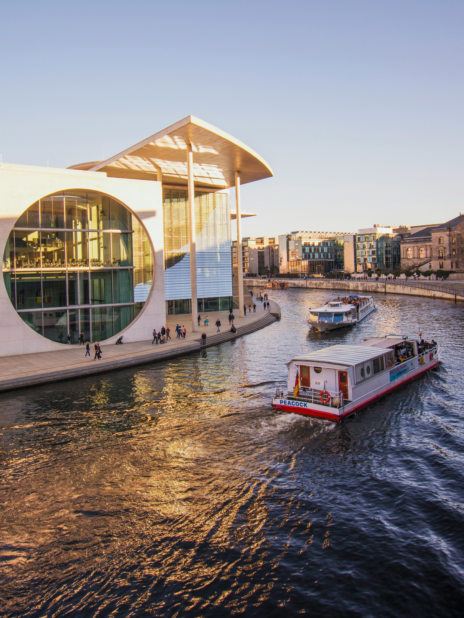 Weiß roter Boot neben einem Gebäude.