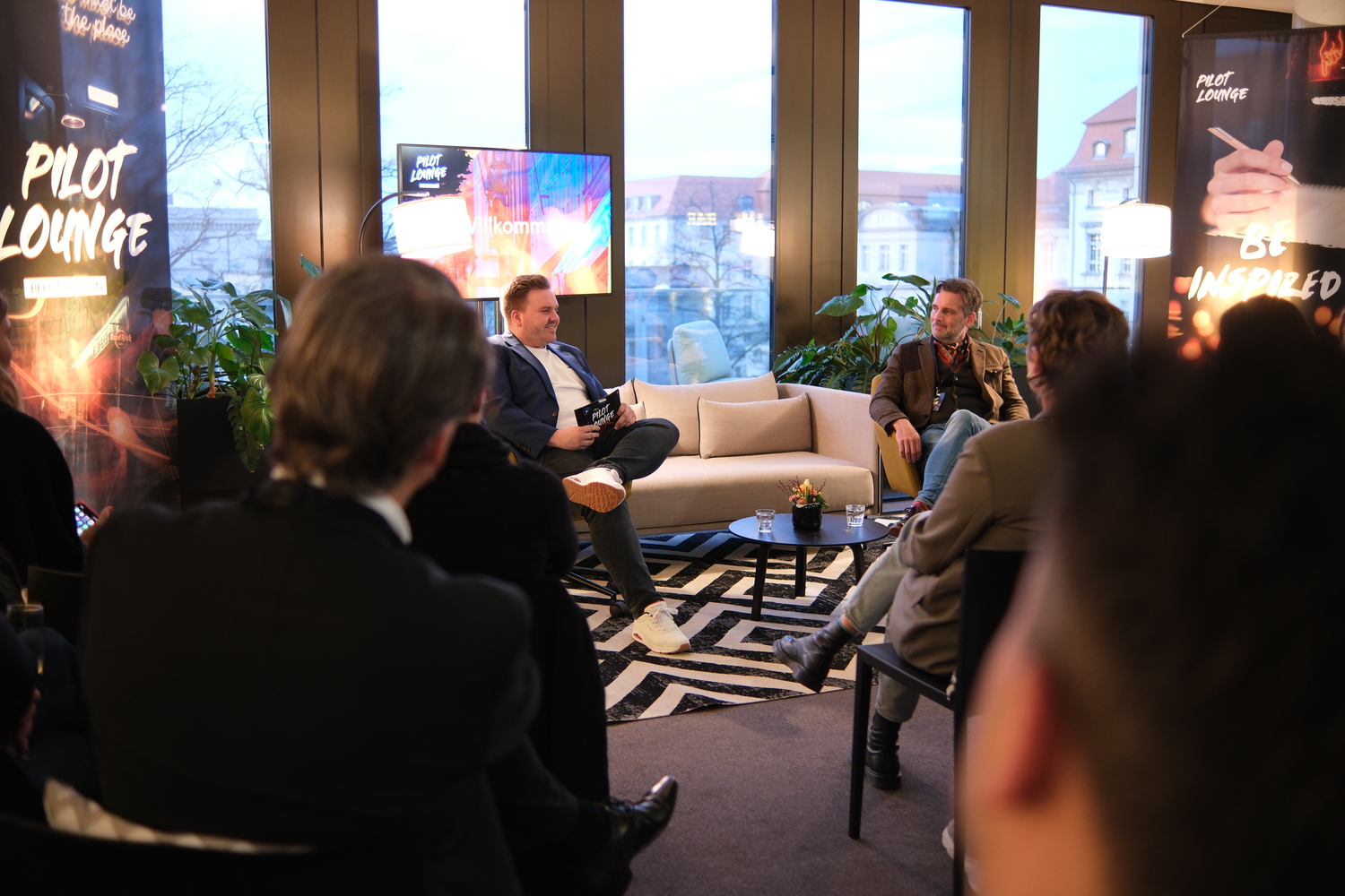 Moderation in der Pilot Lounge mit Rednern und Zuschauern.