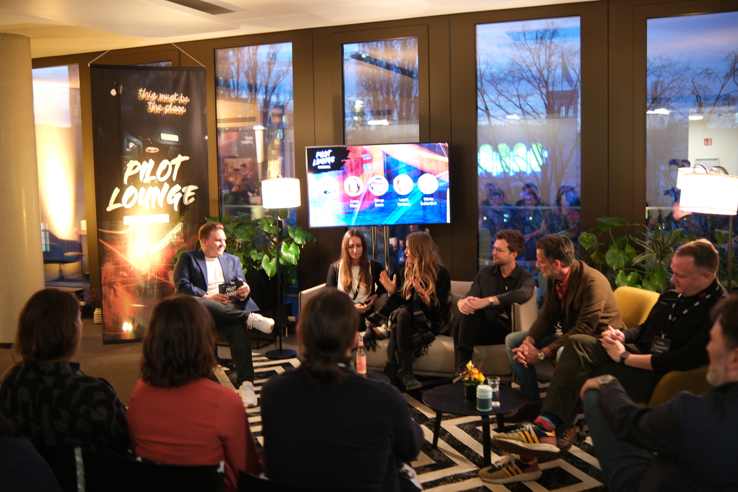 Diskussionsrunde in der Pilot Lounge mit mehreren Personen.