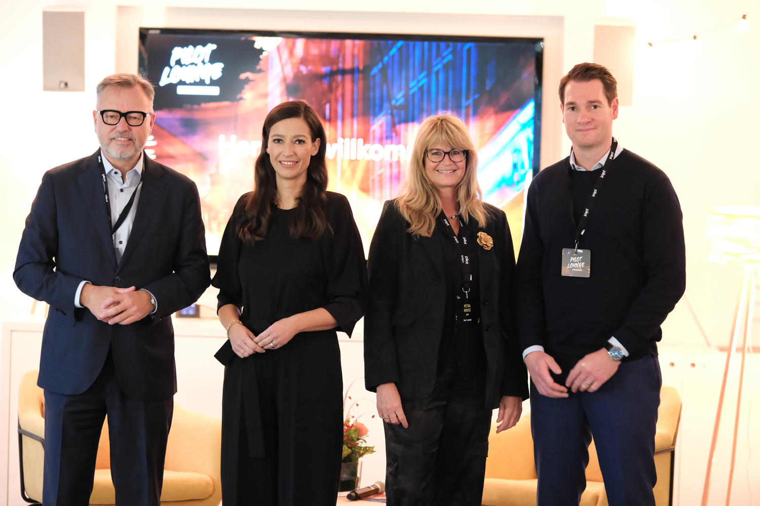 Vier Personen posieren für ein Foto während eines Pilot Lounge Events.