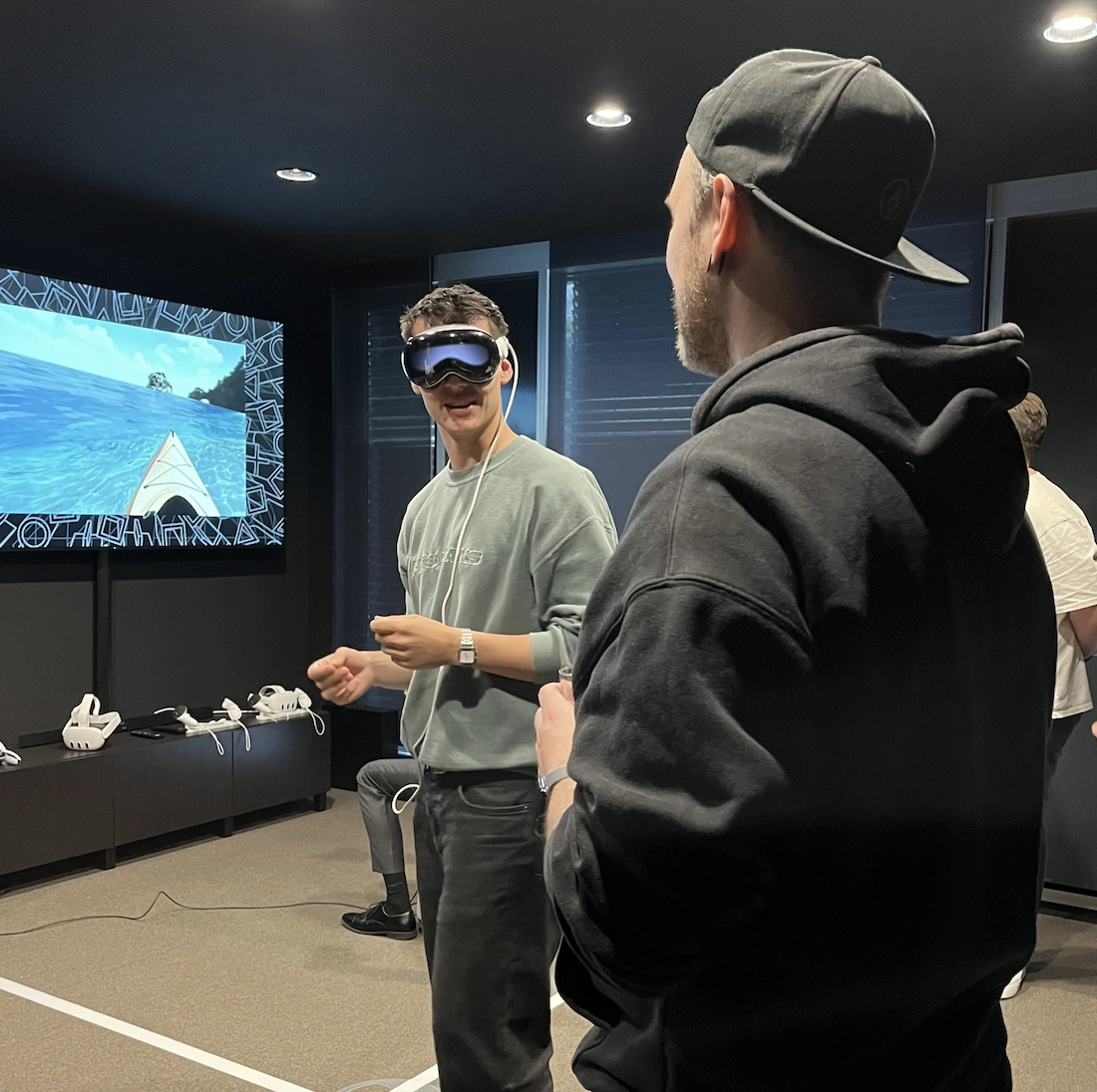 Person probiert die Apple Vision Pro Brille im pilot XR-Lab aus