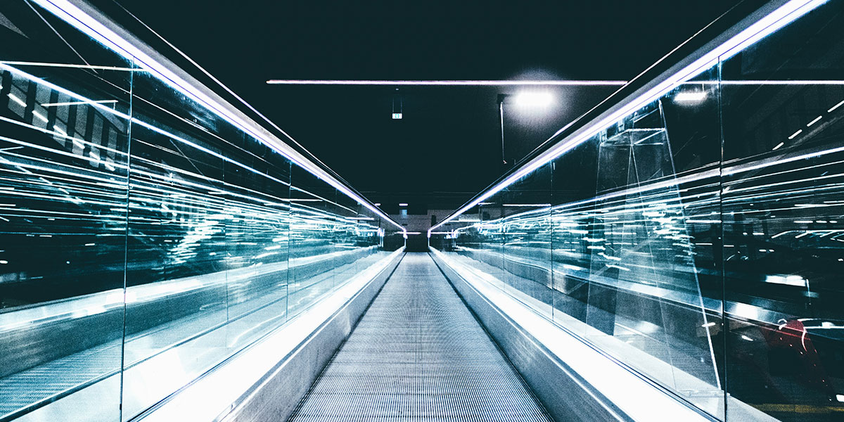DMEXCO2024 Titelbild Beleuchtete Rolltreppe in einem futuristischen Setting