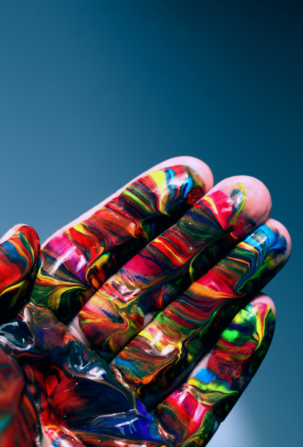 Eine Hand, die mit Farbe beschmiert ist