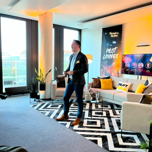 Stefan Zarnic bei der Begrüßung bei der pilot Lounge