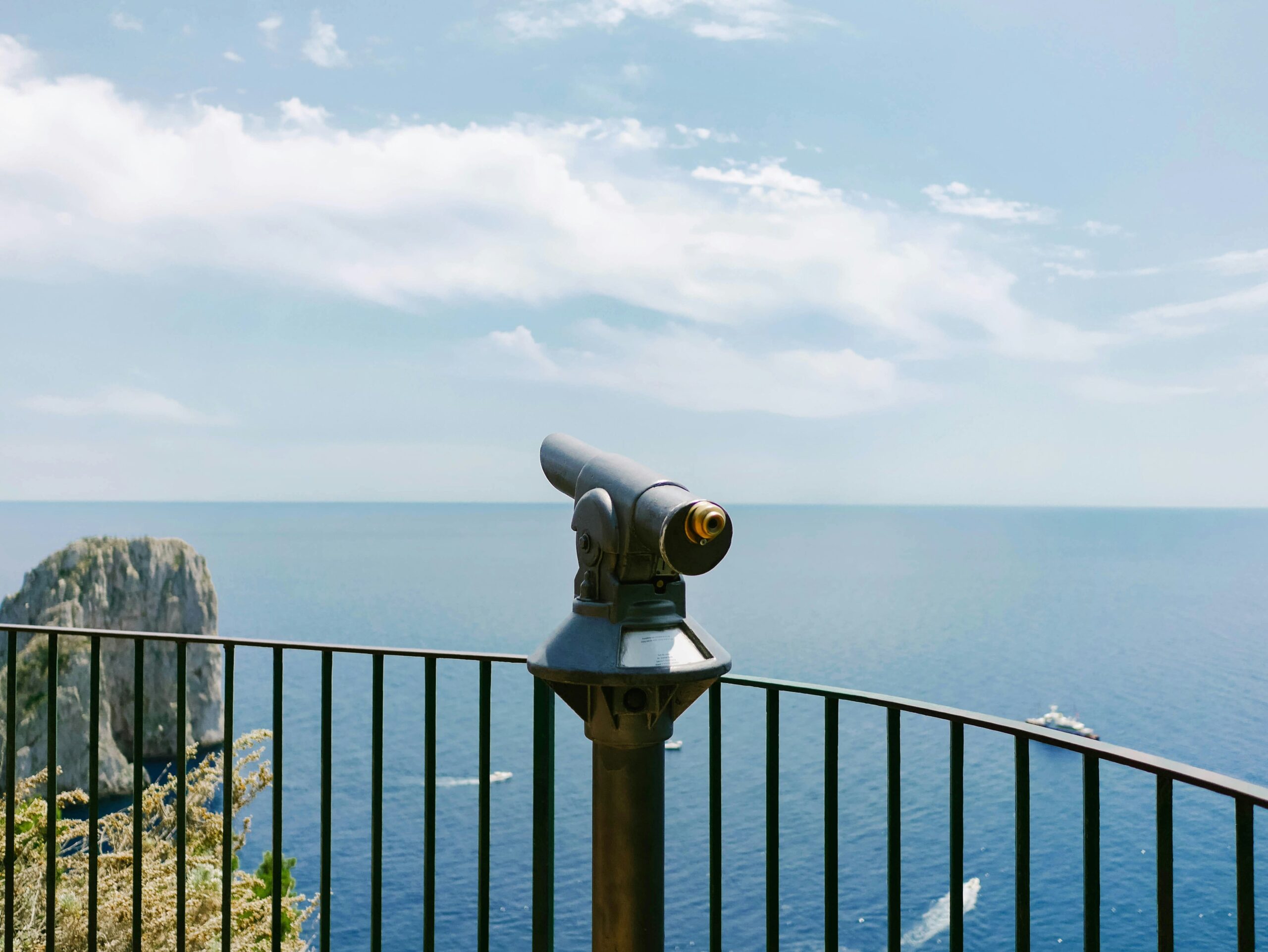 Fernglas mit Panorama Meer