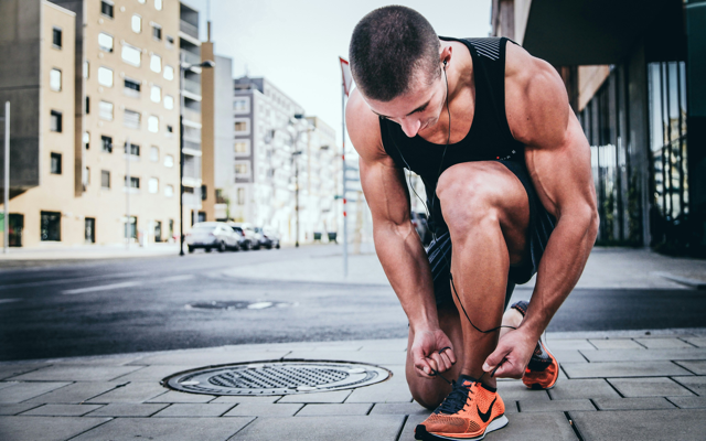 Jogger, der sich die Schuhe bindet