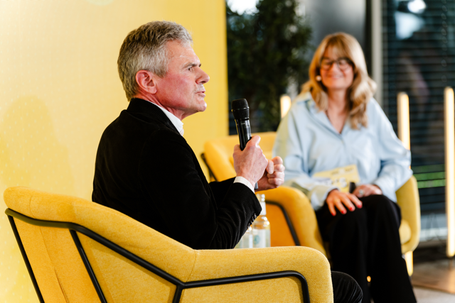 Dr. Rainer Esser und Petra Kruse auf der Bühne pilot@OMR