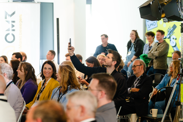 Blick ins Publikum bie pilot@OMR
