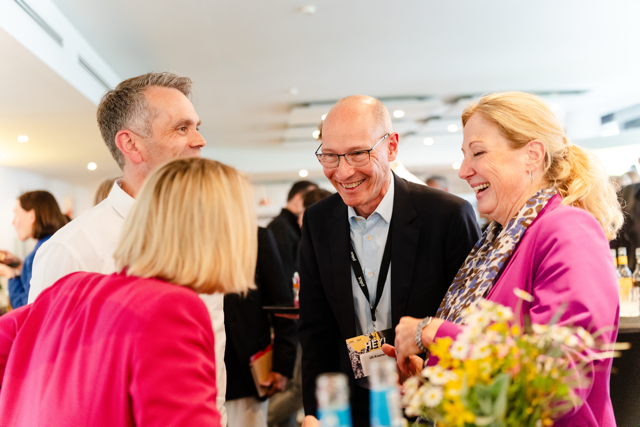 Menschen im Gespräch bei pilot@OMR