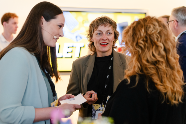 Menschen im Gespräch bei pilot@OMR