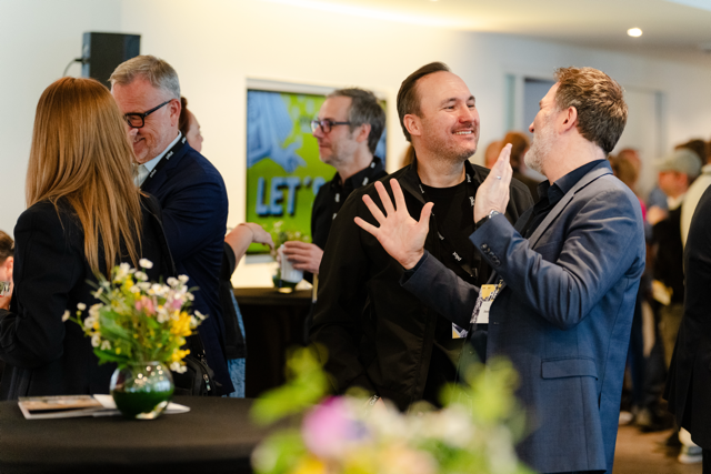 Menschen im Gespräch bei pilot@OMR