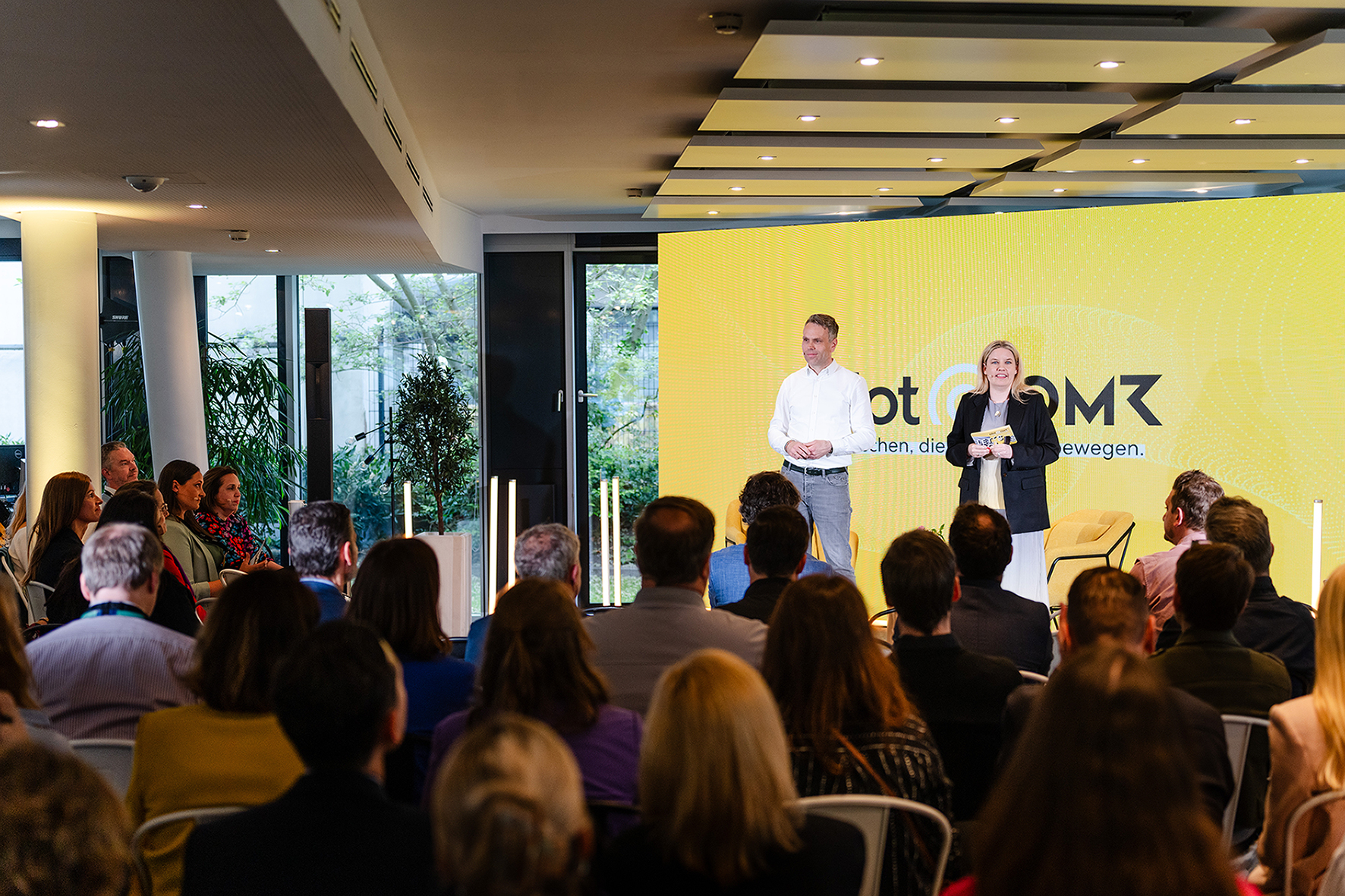 Kristian Meinken und Simone Riedel auf der Bühne von pilot@OMR