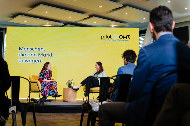 Cordula Schmitz und Fabiana von Holztapfel auf der Bühne von pilot@OMR