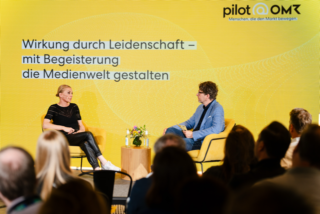 Inga Leschek und Jürgen Irlbacher auf der Bühne von pilot@OMR