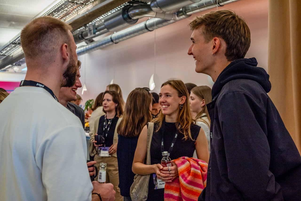 Menschen im Gespräch beim pilot Talents Brunch