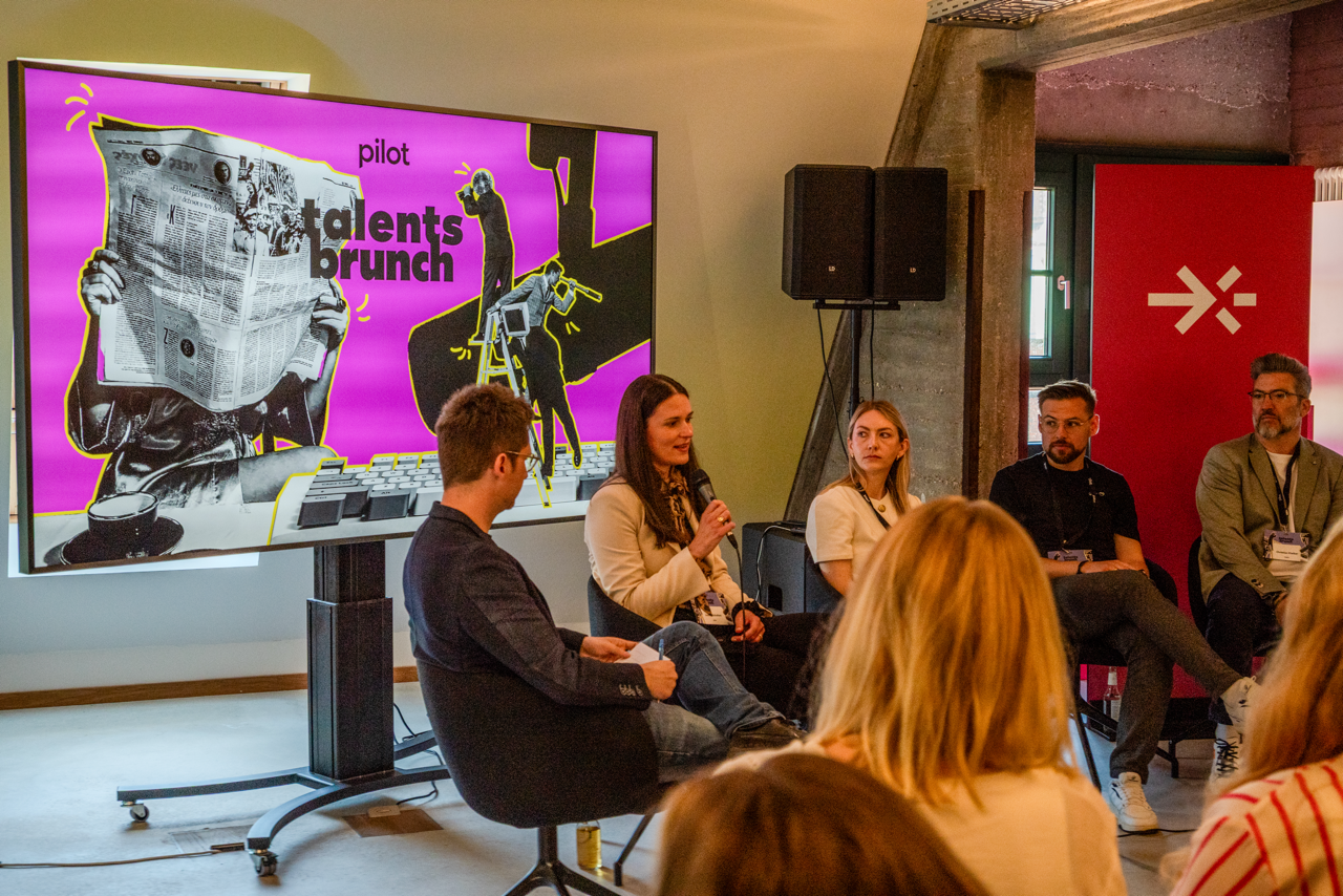 Judith Scholten auf der Bühne des pilot Talent Brunch