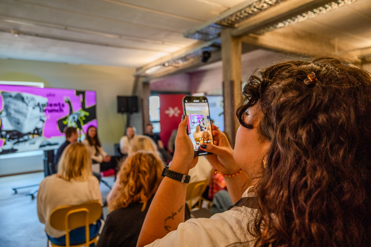 2025 PilotxSpace 16 Junge Frau fotografiert mit Smartphone den pilot Talents Brunch