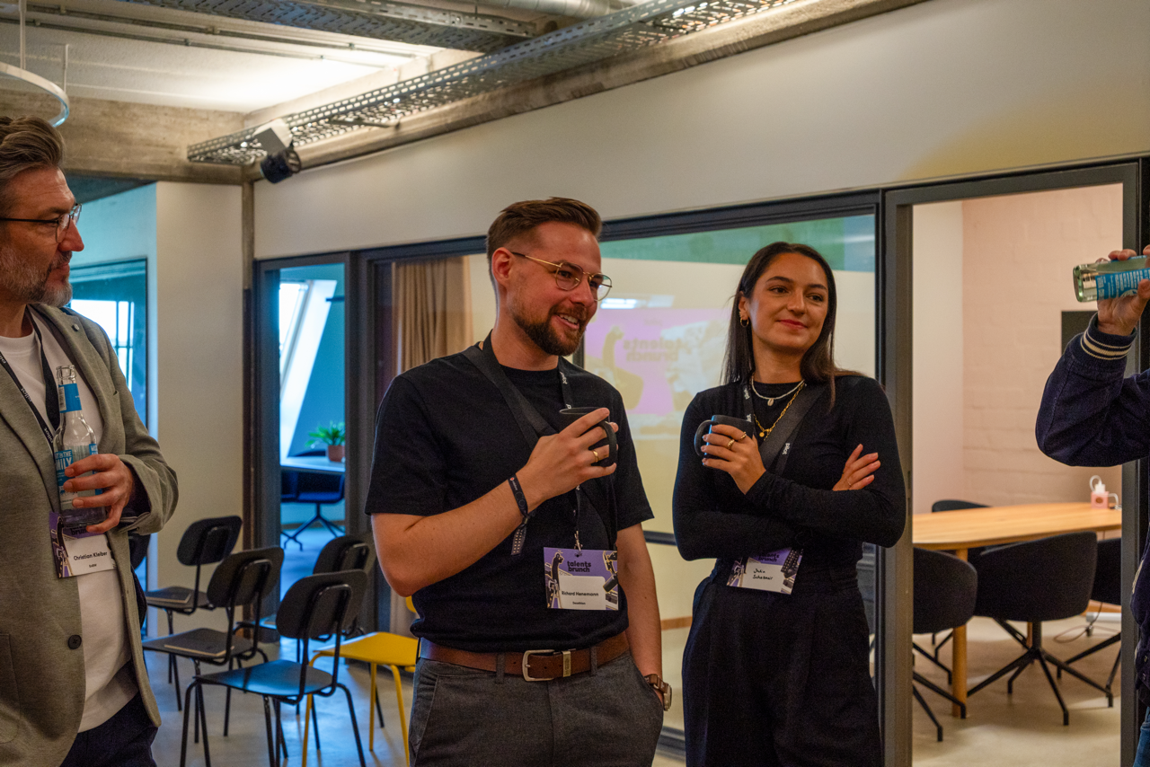 Menschen im Gespräch beim pilot Talents Brunch