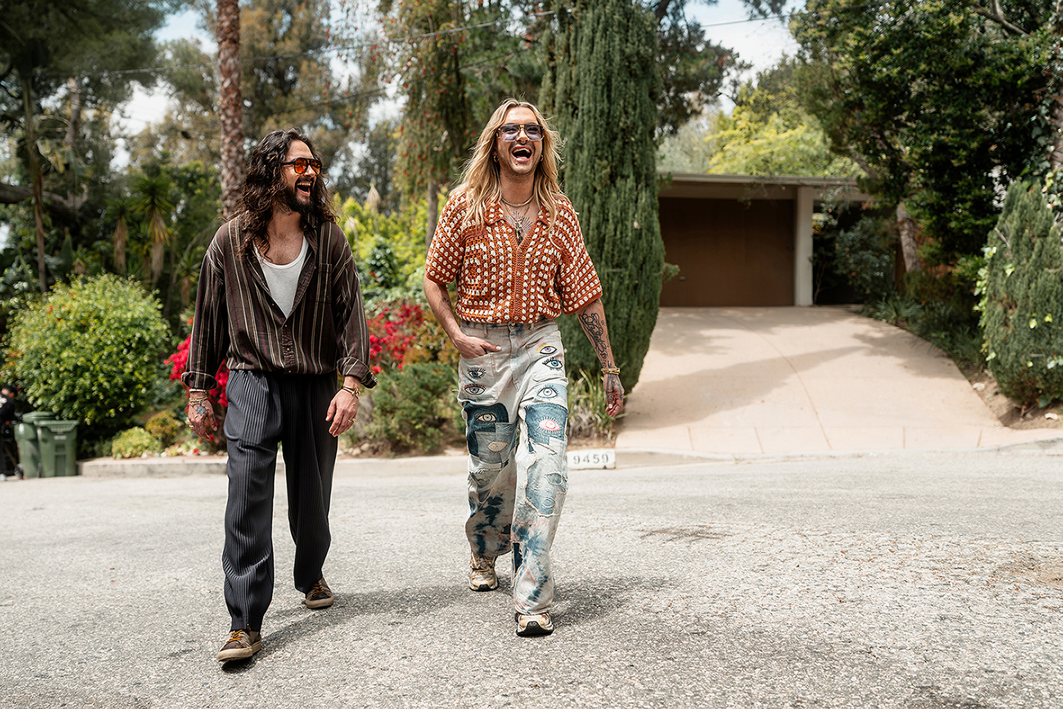 Tom und Bill Kaulitz laufen auf Kamera zu