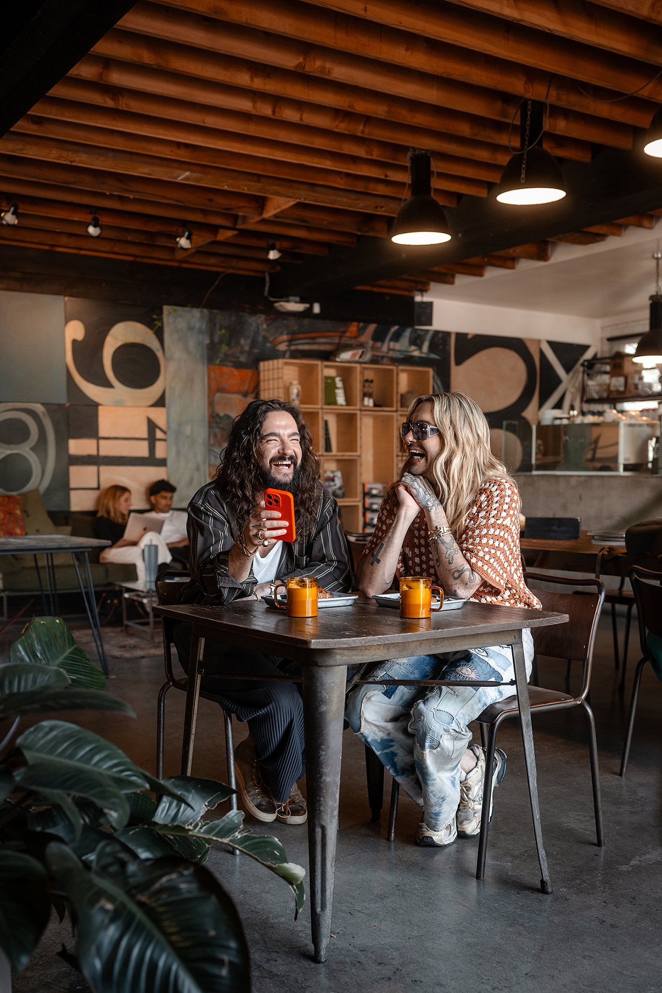Tom und Bill Kaulitz in einem Restaurant