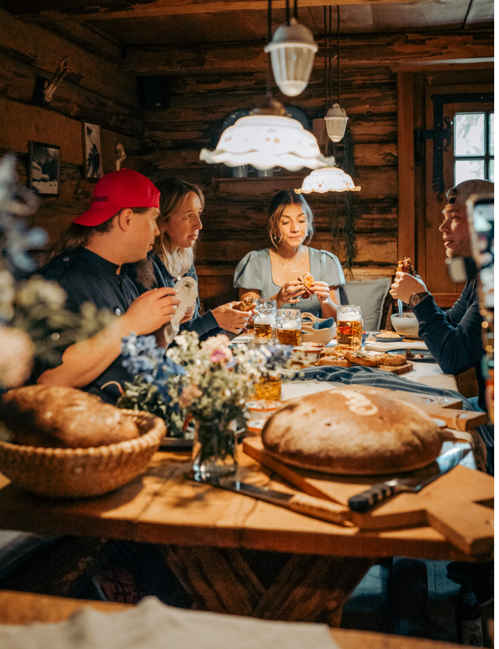 Biathletin Franziska Preuß gmeinsam mit Brotsommelier Axel Schmidt, Food-Moderatorin Sabrina Nickel und Grill-Experte Jannik Vinke