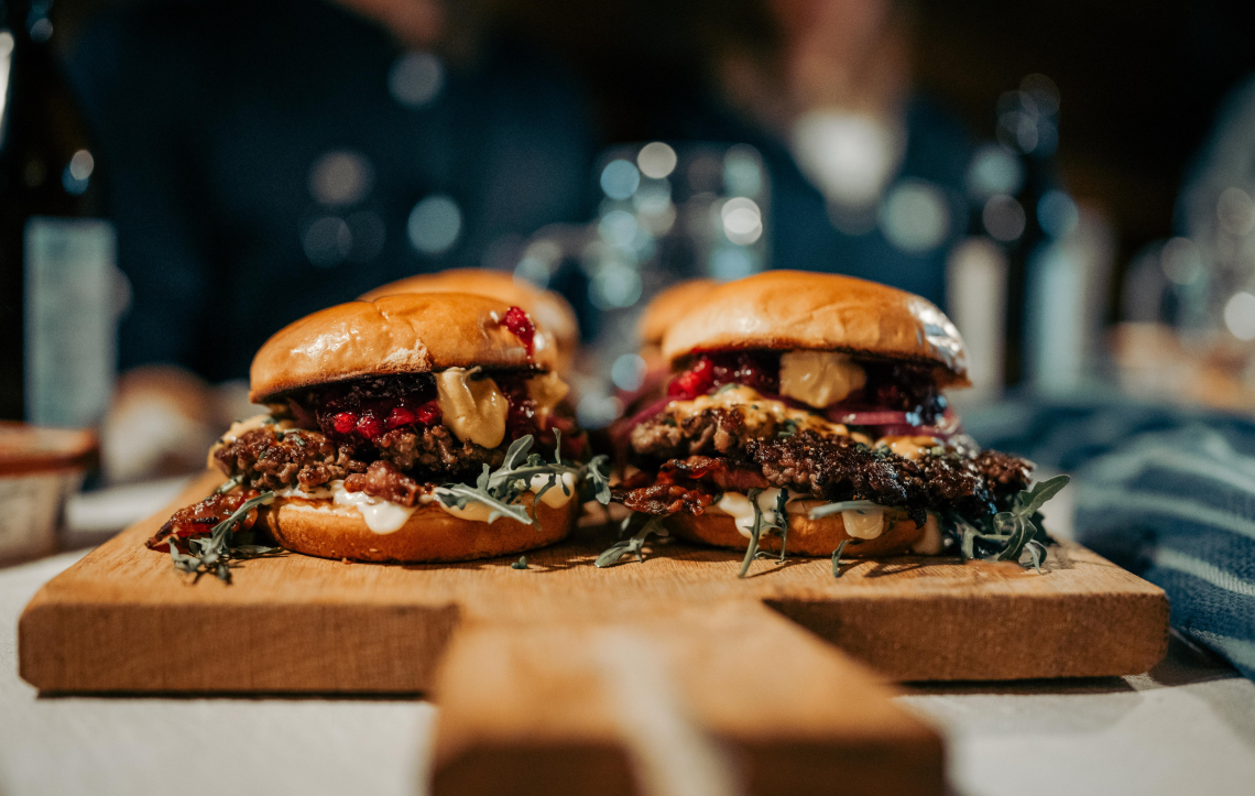 Zwei Burger af einem Holzbrett