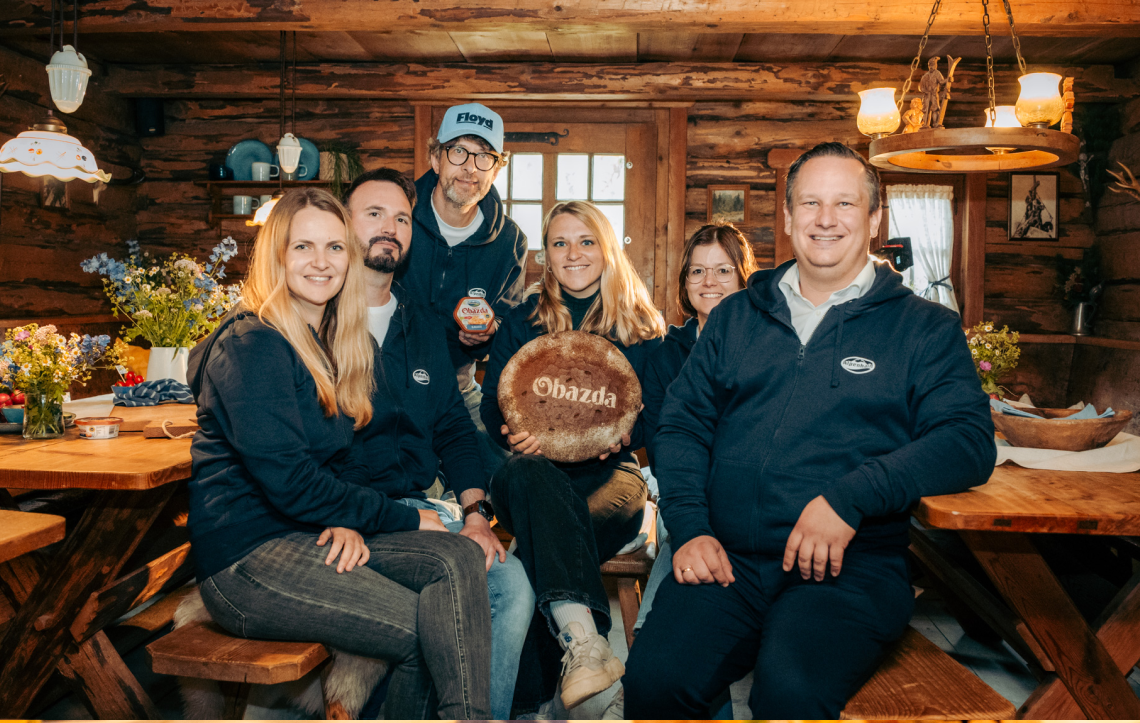 Gruppenfoto vom Alpenhain Marketing Team und Jürgen Irlbacher