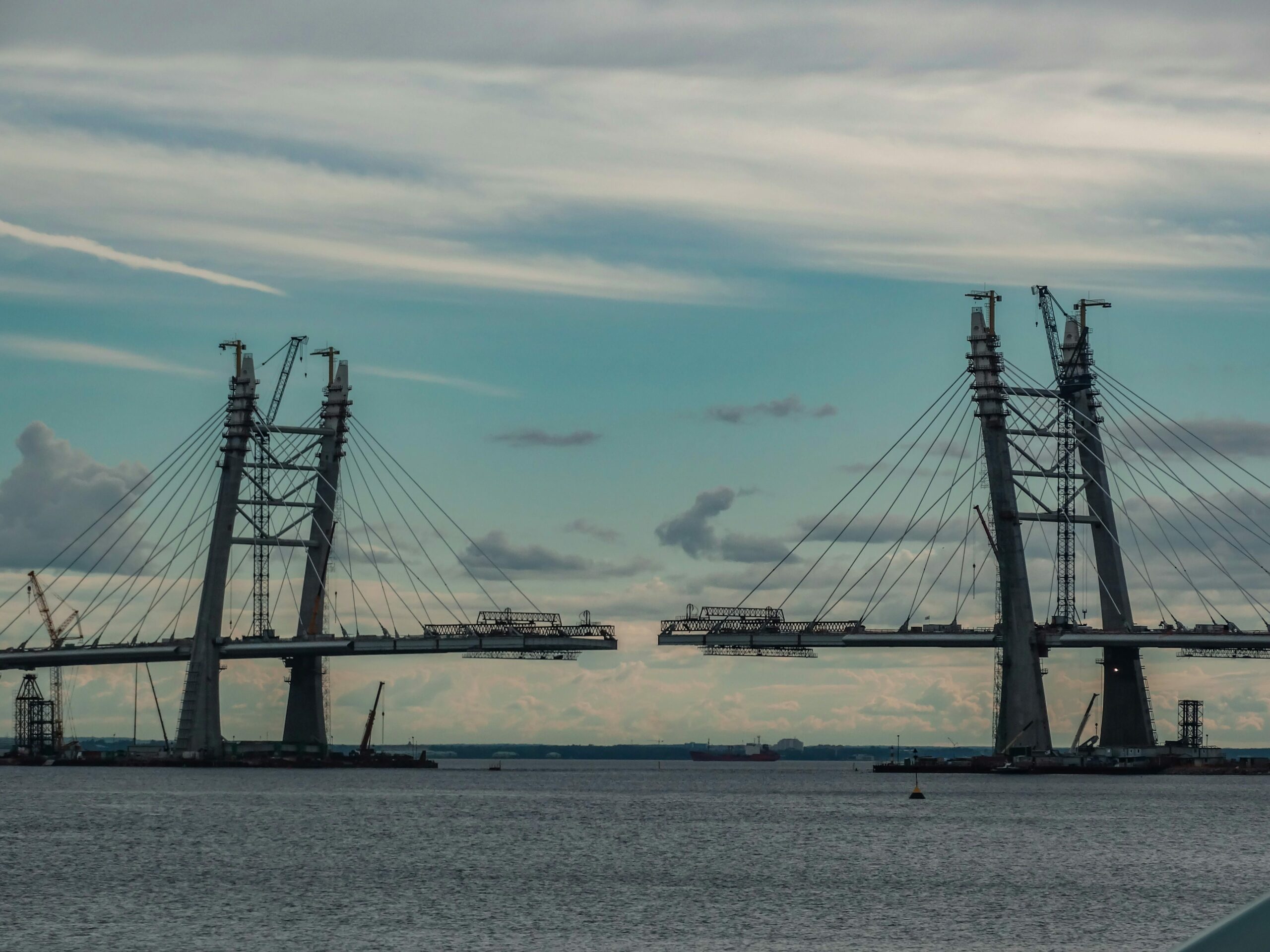Tatiana P UfFSO6JOlKE Unsplash Scaled Bild mit zwei Teilen einer Hängebrücke kurz bevor sie in der Mitte verbunden werden