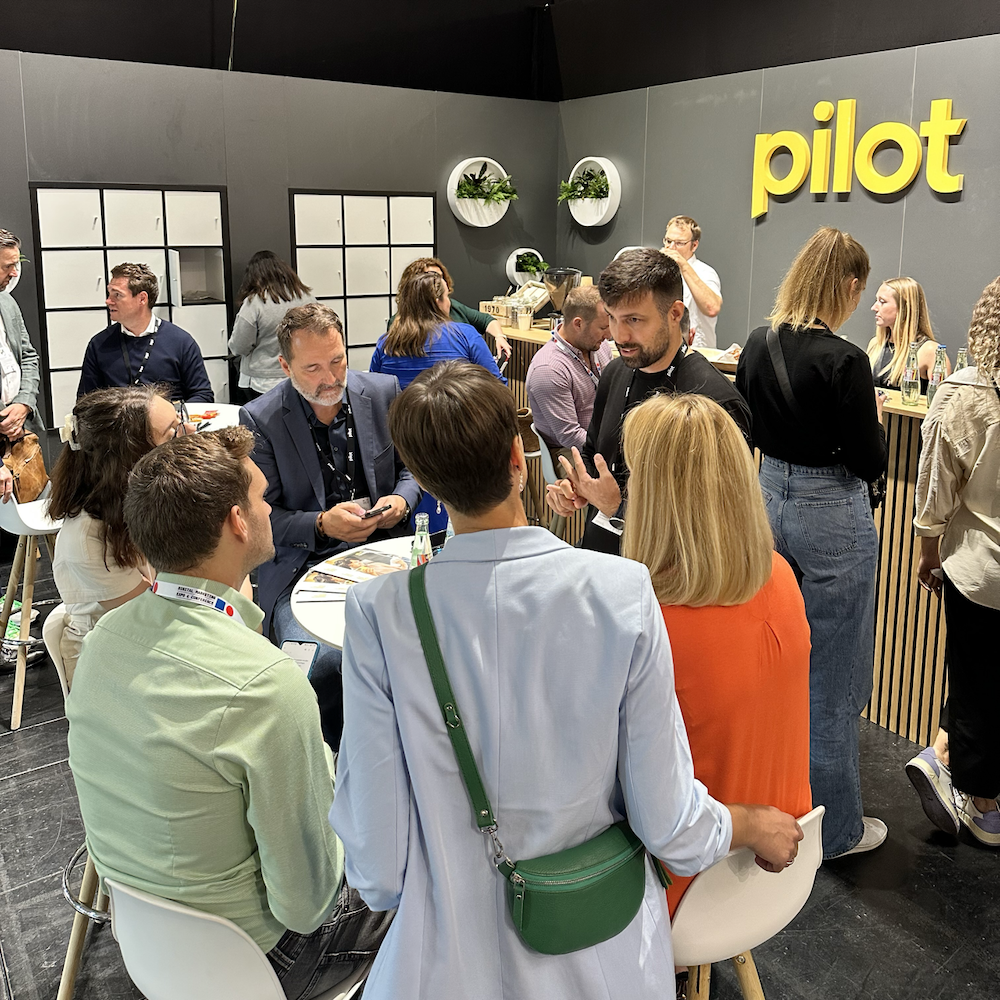 Viele Menschen stehen vor dem Messestand von pilot auf der DMEXCO 2023 Viele Menschen stehen vor dem Messestand von pilot auf der DMEXCO 2023
