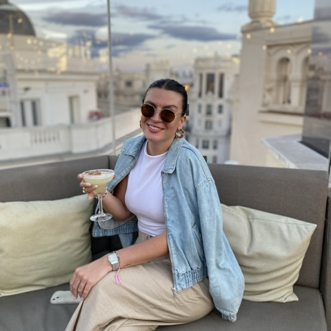 pilotin Vanessa auf einer Dachterrasse in Madrid beim Local Planet Exchange Austausch