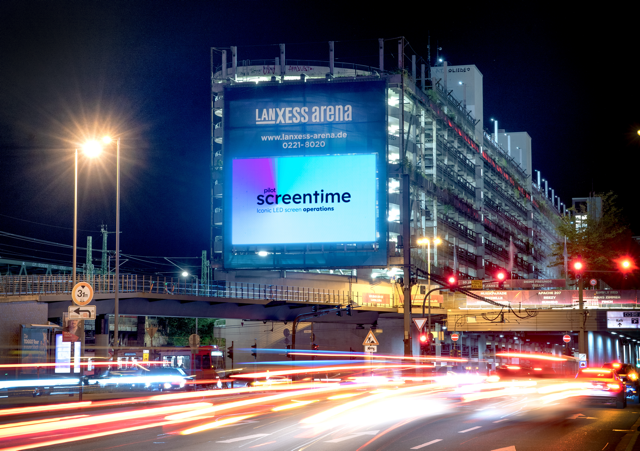Foto der LED-Wall an der LANXESS Anrena in Köln bei Nach mit dem Logo der pilot Screentime