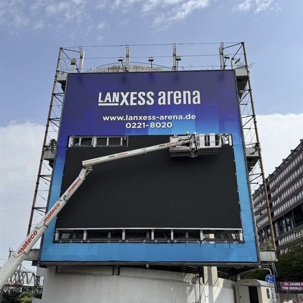 An der Außenfläche der LANXESS Arena in Köln installiert die pilot Screentime eine neue LED-Wall