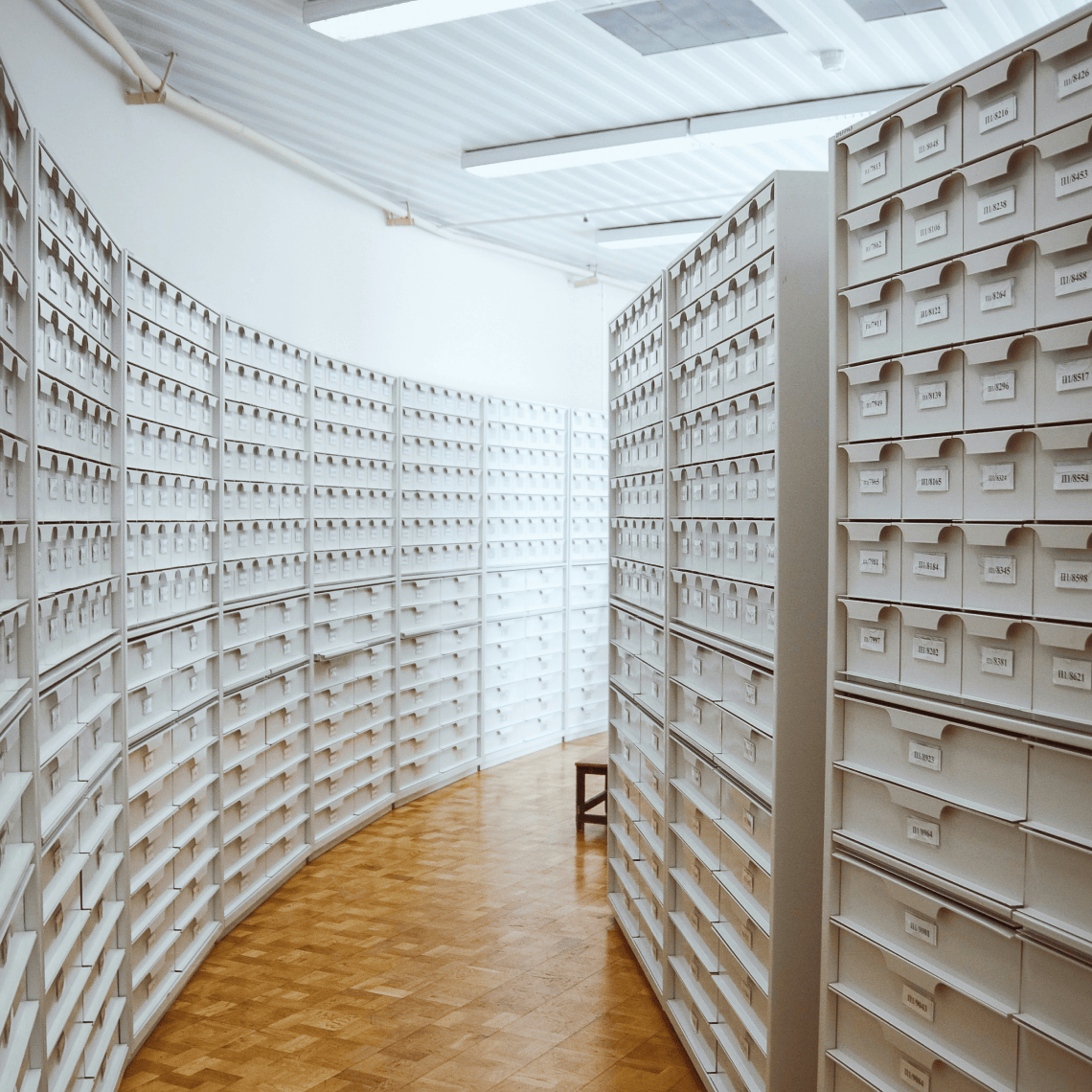 Weiße Apothekerschränke rechts und links an einer Wand