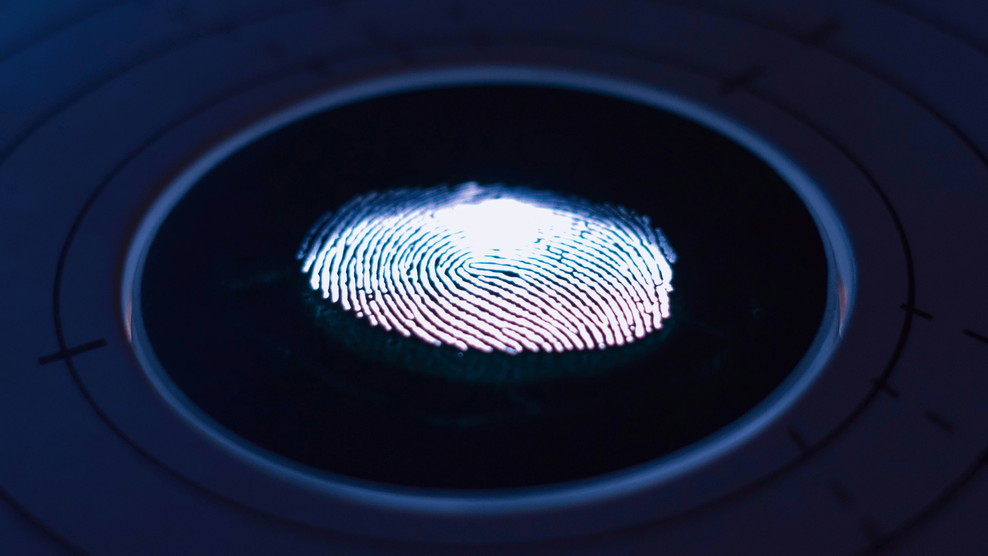 Ein leuchtender Fingerabdruck auf dunklem Grund
